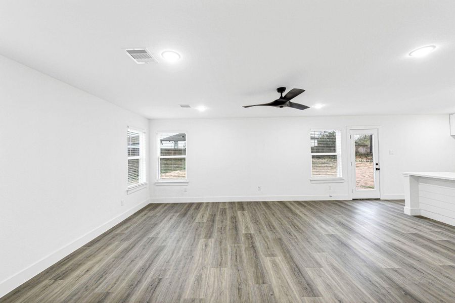 Spacious, unfurnished interior of a new home in , Hempstead (Image 12).