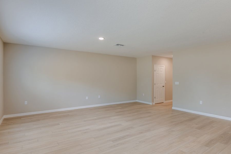 Spacious, unfurnished interior of a new home in Pasadena Ridge, Dade City (Image 11).