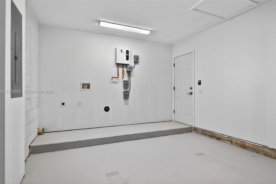 Spacious, unfurnished interior of a new home in , Fort Lauderdale (Image 25).