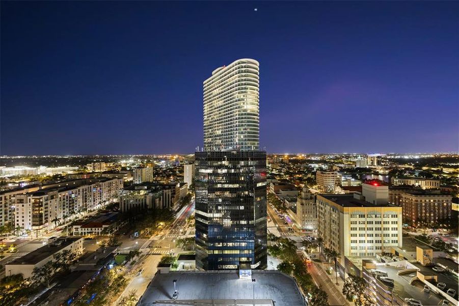 Condo located in St. Petersburg, FL showcasing its design and architecture (Image 2). Condo located in St. Petersburg, FL showcasing its design and architecture (Image 2).