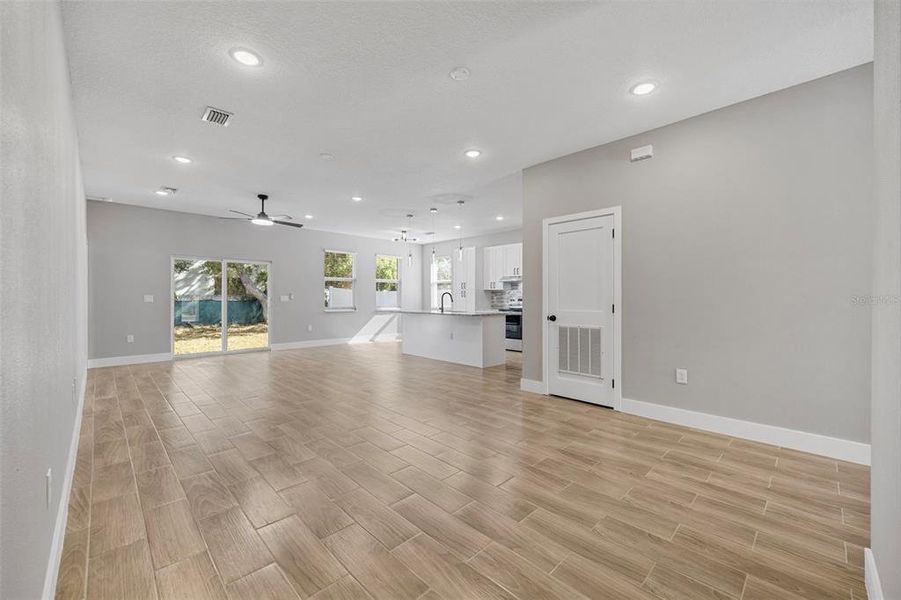 Spacious, unfurnished interior of a new home in , Tampa (Image 21).