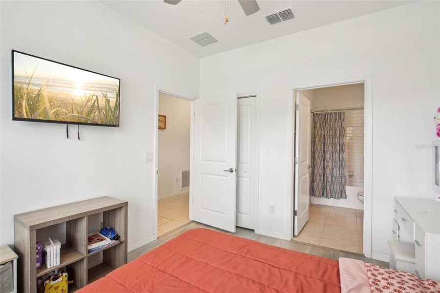 Guest bedroom. Guest bedroom.
