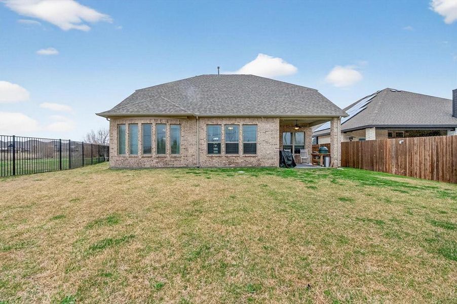 Exterior details and patio area of a home in Oaks of North Grove, Waxahachie (Image 3).