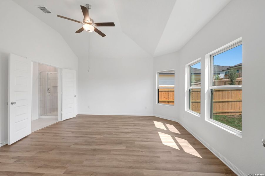 Spacious, unfurnished interior of a new home in Mesquite Ridge, San Antonio (Image 14).