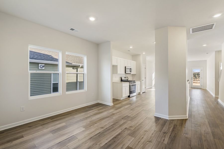 Spacious, unfurnished interior of a new home in Richmond Hill, Inman (Image 14).
