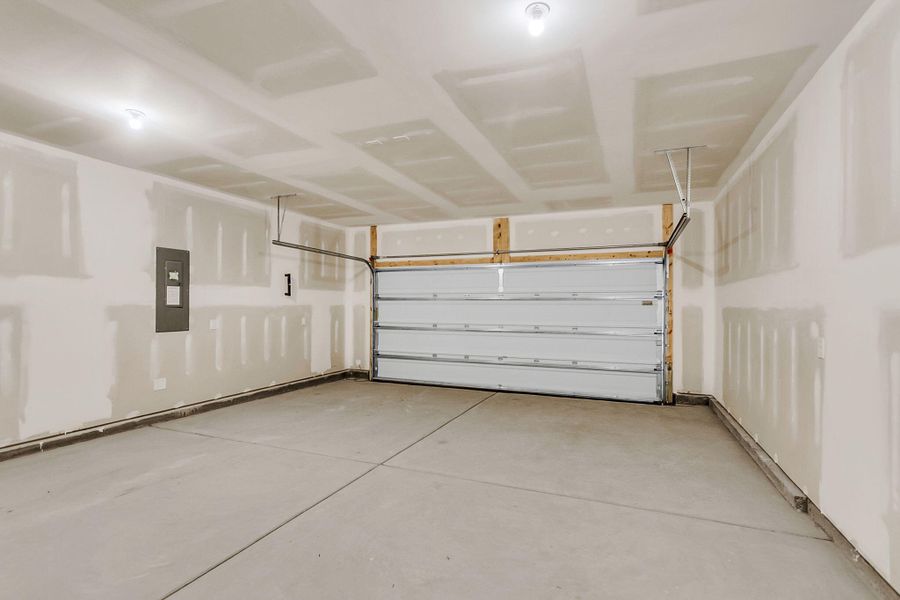 Spacious, unfurnished interior of a new home in Watson Hill, Summerville (Image 13).