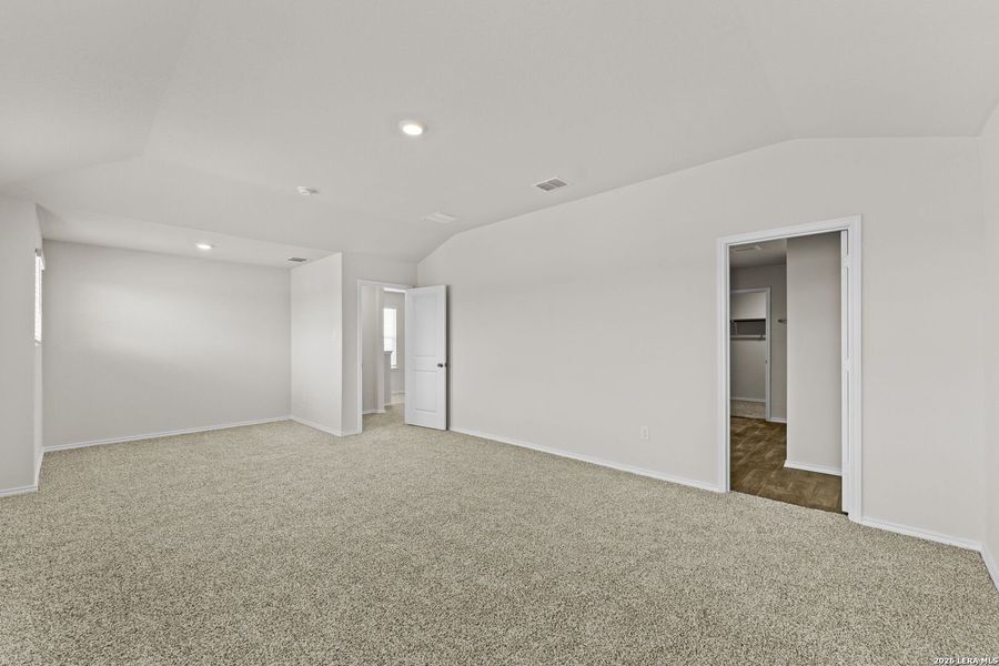 Spacious, unfurnished interior of a new home in Laurel Vistas, San Antonio (Image 18).