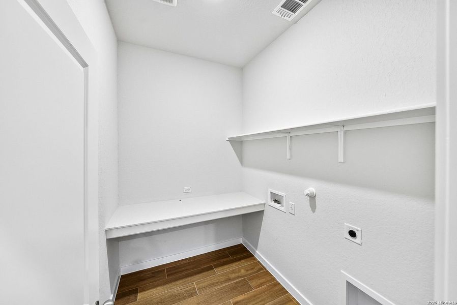 Spacious, unfurnished interior of a new home in Davis Ranch 60', San Antonio (Image 53).