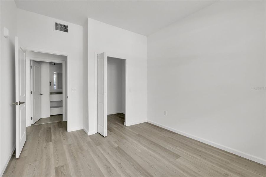 Spacious, unfurnished interior of a new home in , Orlando (Image 8).