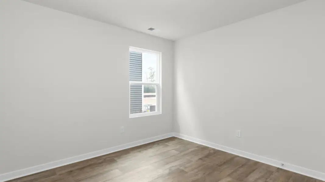 Spacious, unfurnished interior of a new home in Vineyard Trail, Jacksonville (Image 22).