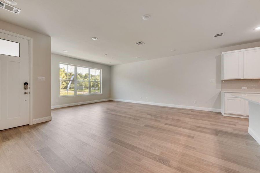 Spacious, unfurnished interior of a new home in Bayside, Rowlett (Image 33).