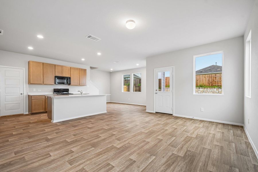 Spacious, unfurnished interior of a new home in Hymeadow, San Marcos (Image 12).