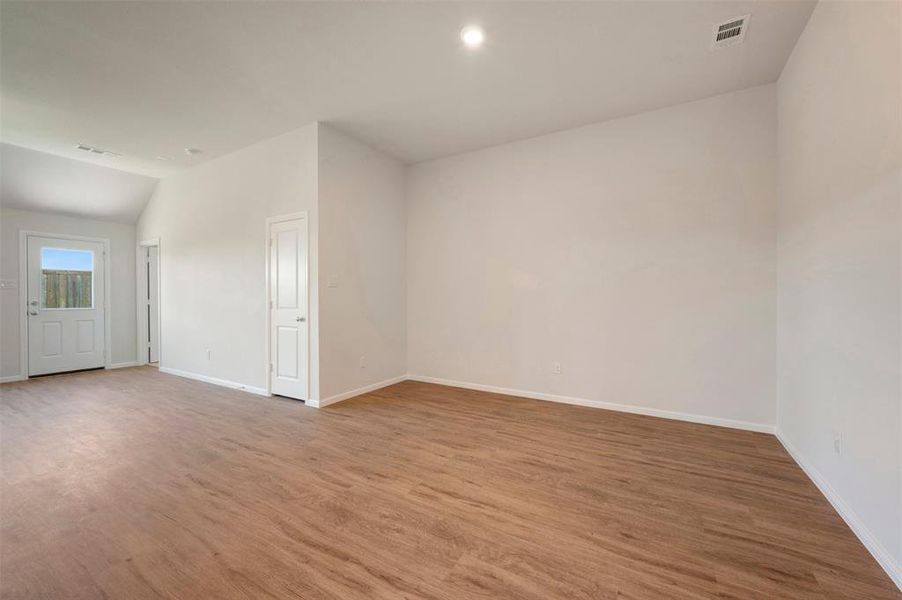 Spacious, unfurnished interior of a new home in Tarrytown, Crowley (Image 28).