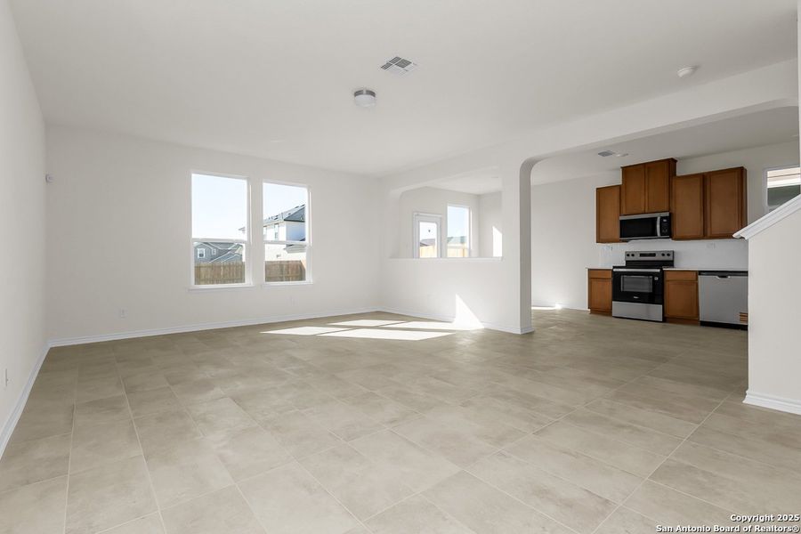 Spacious, unfurnished interior of a new home in Knox Ridge, Converse (Image 7).