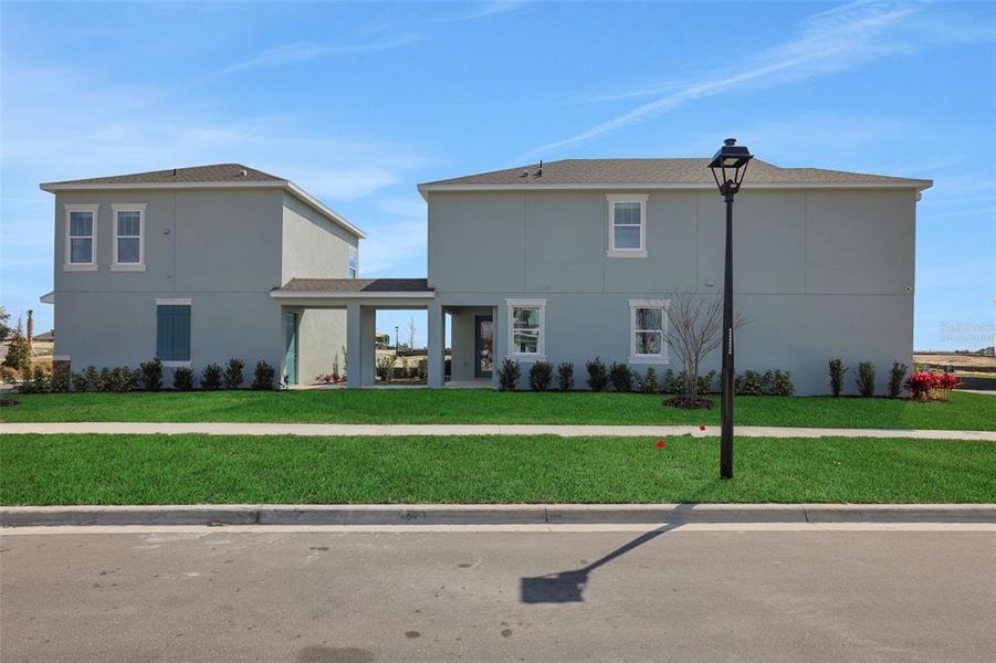 Exterior details and patio area of a home in Crossroads at Kelly Park, Apopka (Image 4).