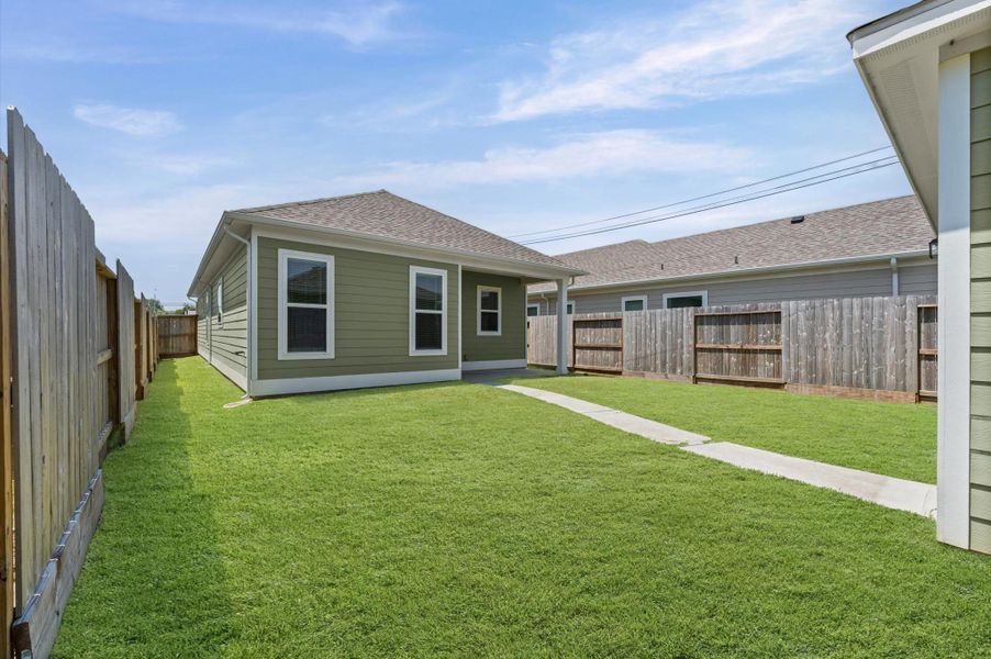 Exterior details and patio area of a home in , Pearland (Image 3).