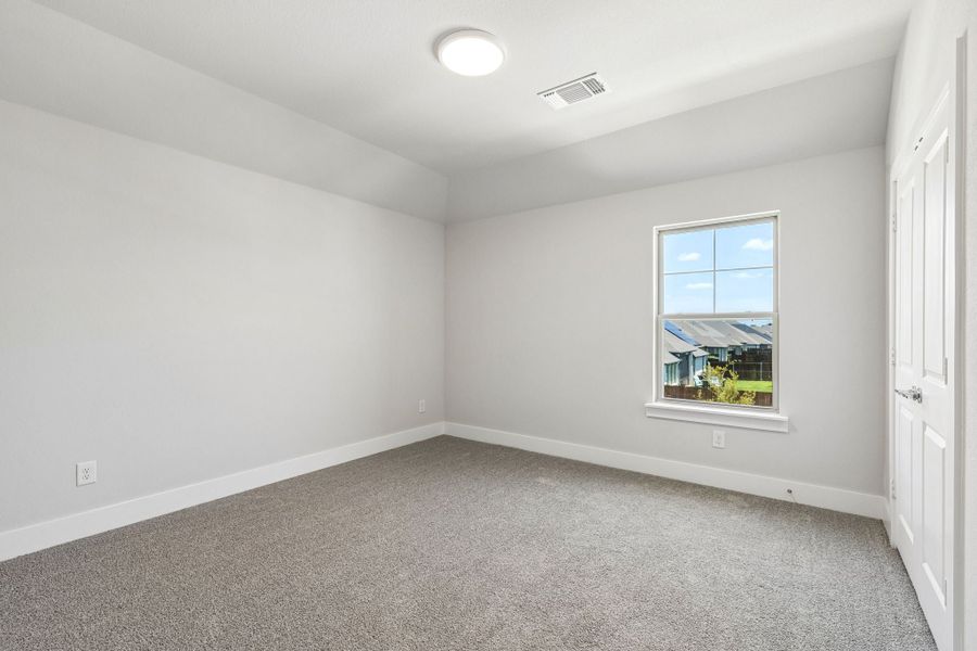 Spacious, unfurnished interior of a new home in Dove Hollow, Waxahachie (Image 31).