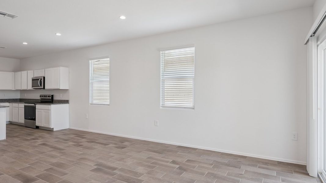 Spacious, unfurnished interior of a new home in Magma Ranch Vistas, Florence (Image 9).