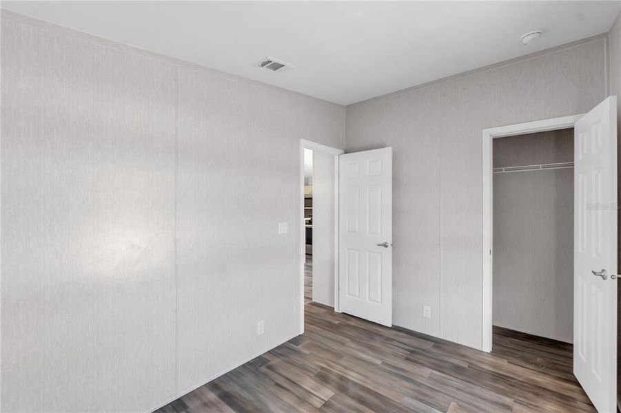 Spacious, unfurnished interior of a new home in , Bradenton (Image 11).