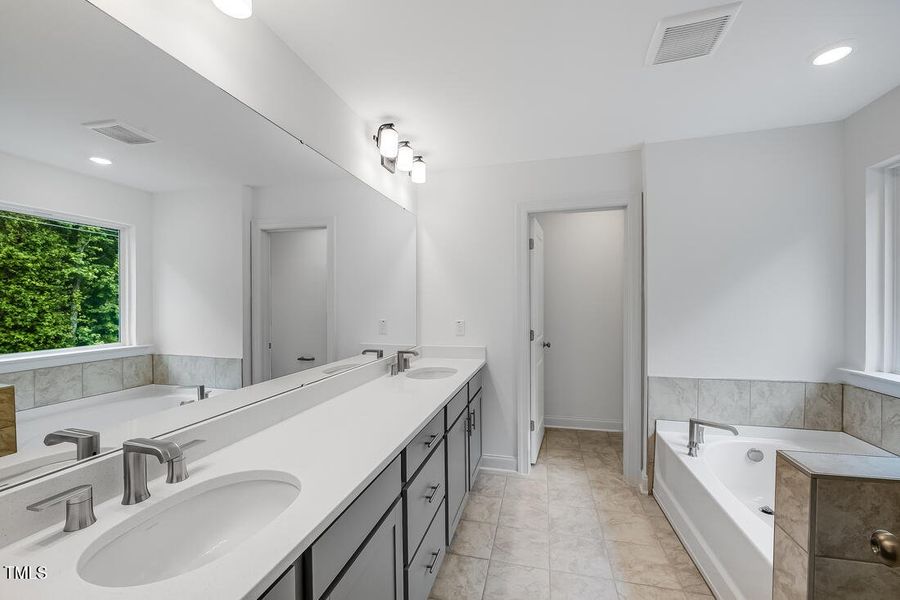 hj-nc-raleigh-camden-quincy-lot-147-bath