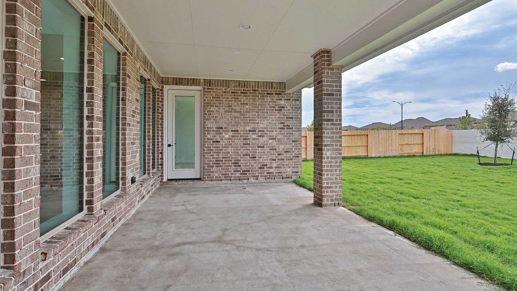 Exterior details and patio area of a home in Valencia, Manvel (Image 3).