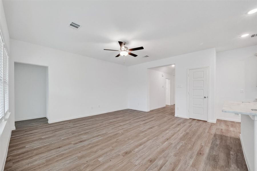 Spacious, unfurnished interior of a new home in Rollingbrook Estates, Baytown (Image 34).