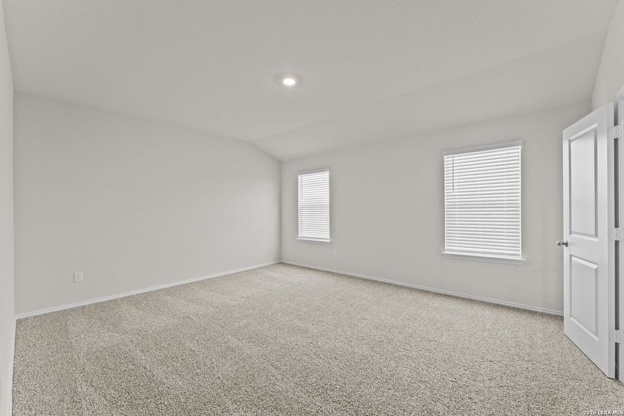 Spacious, unfurnished interior of a new home in Laurel Vistas, San Antonio (Image 22).