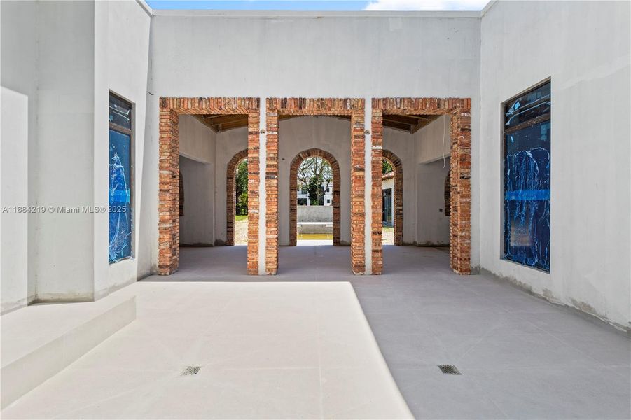 Exterior details and patio area of a home in , Pinecrest (Image 2).