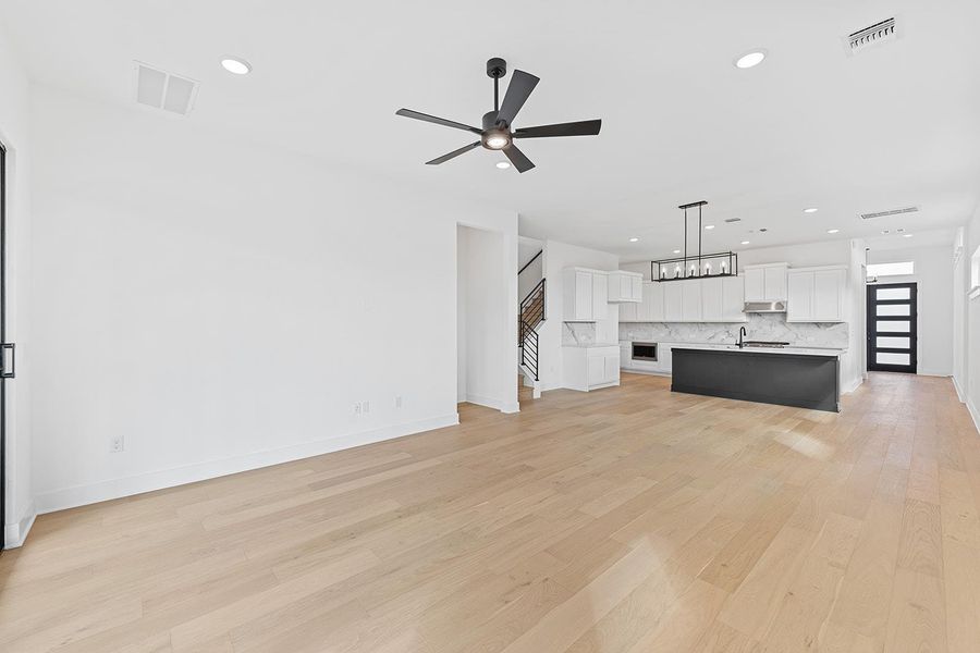 Spacious, unfurnished interior of a new home in Rough Hollow The District, Lakeway (Image 14). Spacious, unfurnished interior of a new home in Rough Hollow The District, Lakeway (Image 14).