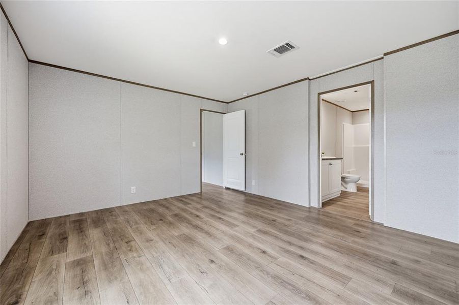 Spacious, unfurnished interior of a new home in , Bronson (Image 34).