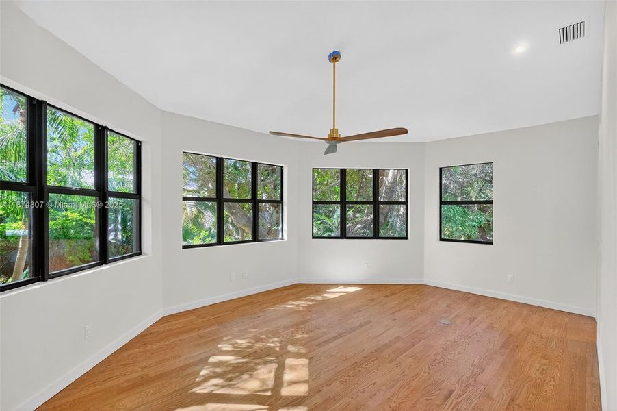 Spacious, unfurnished interior of a new home in , Miami (Image 36).