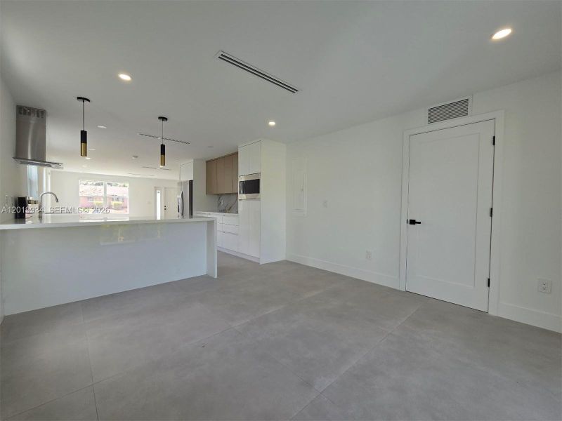 Spacious, unfurnished interior of a new home in , West Palm Beach (Image 9).