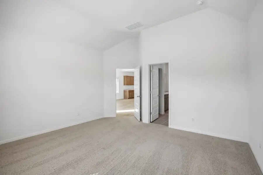 Spacious, unfurnished interior of a new home in Trinity Ranch, Elgin (Image 29).