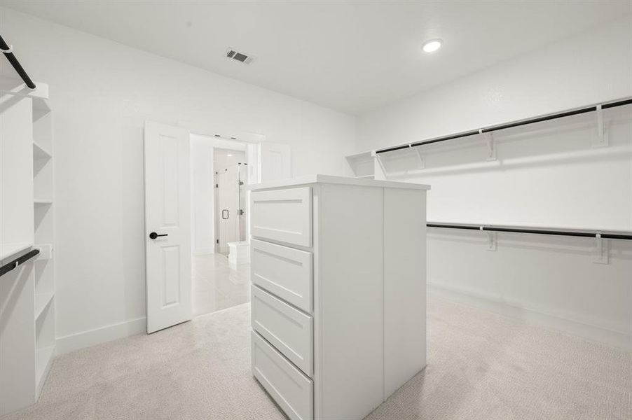 Spacious, unfurnished interior of a new home in High Country, Burleson (Image 19).
