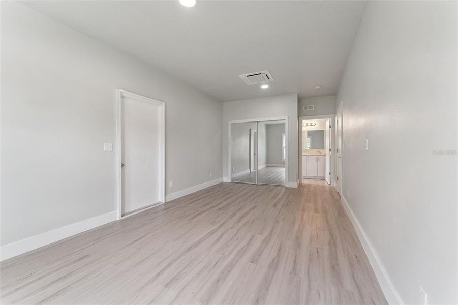 Spacious, unfurnished interior of a new home in , Orlando (Image 24).