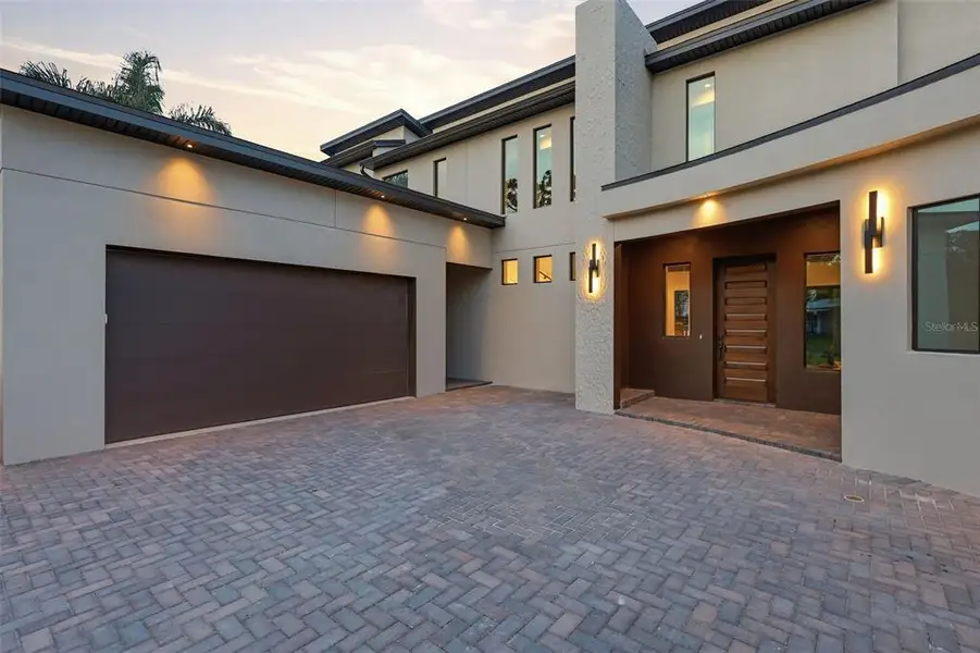 Exterior details and patio area of a home in , Orlando (Image 3).