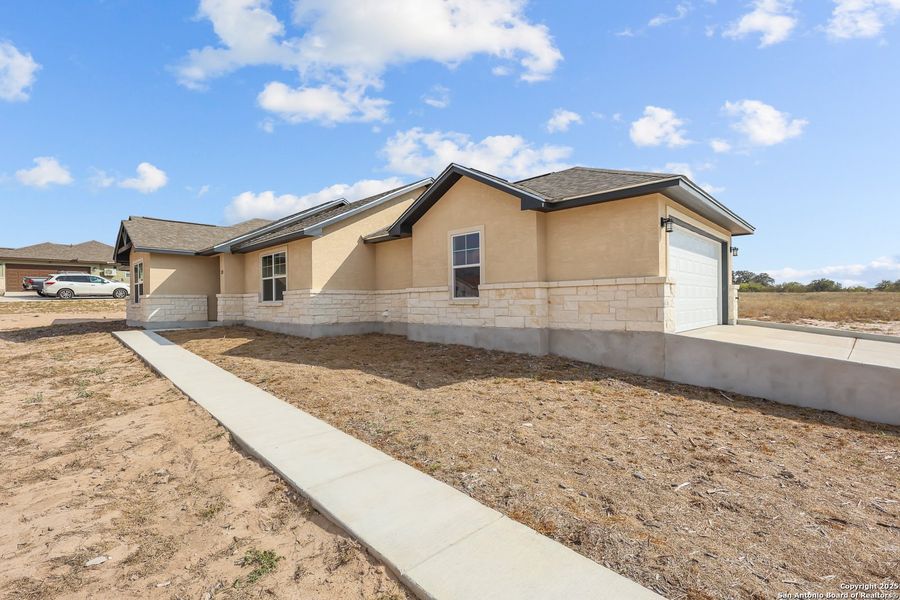 Exterior details and patio area of a home in , Poteet (Image 23).
