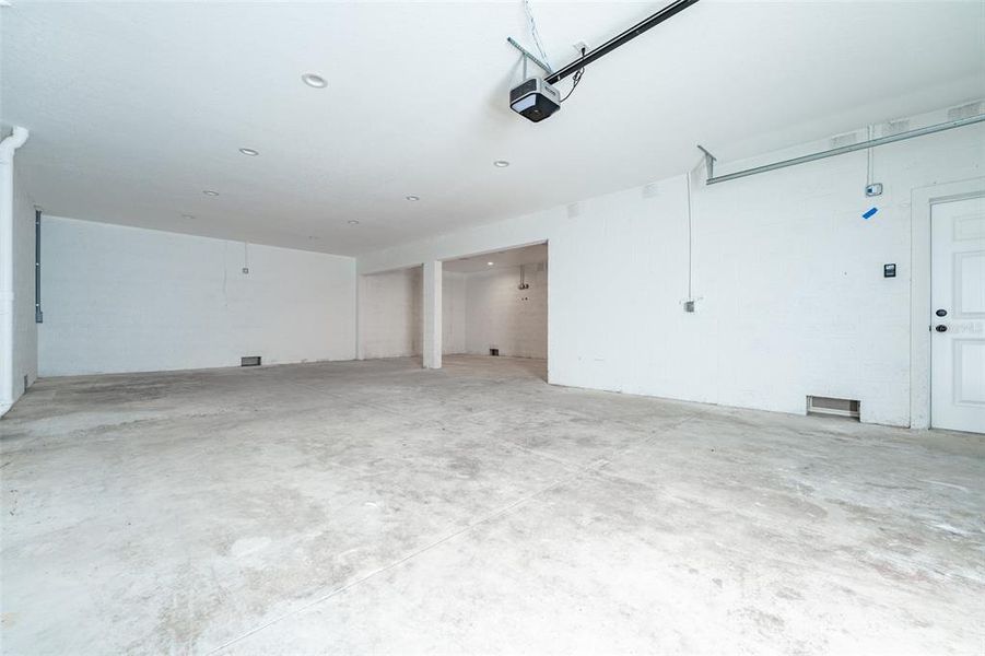 Spacious, unfurnished interior of a new home in , Tampa (Image 24).