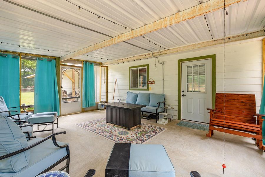 Exterior details and patio area of a home in , Lufkin (Image 23).