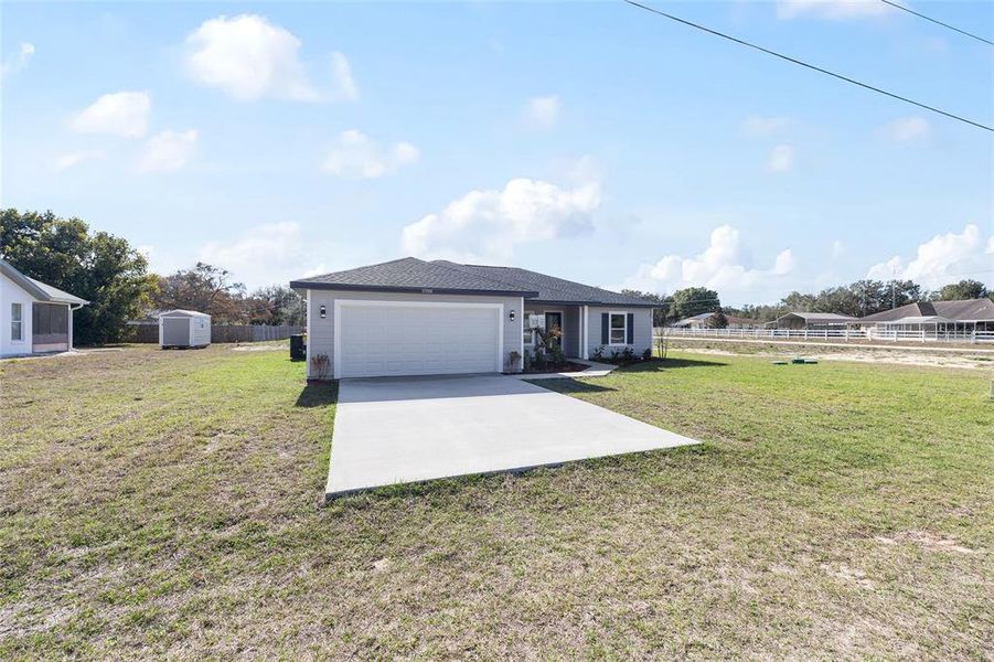 Exterior details and patio area of a home in , Dunnellon (Image 20).