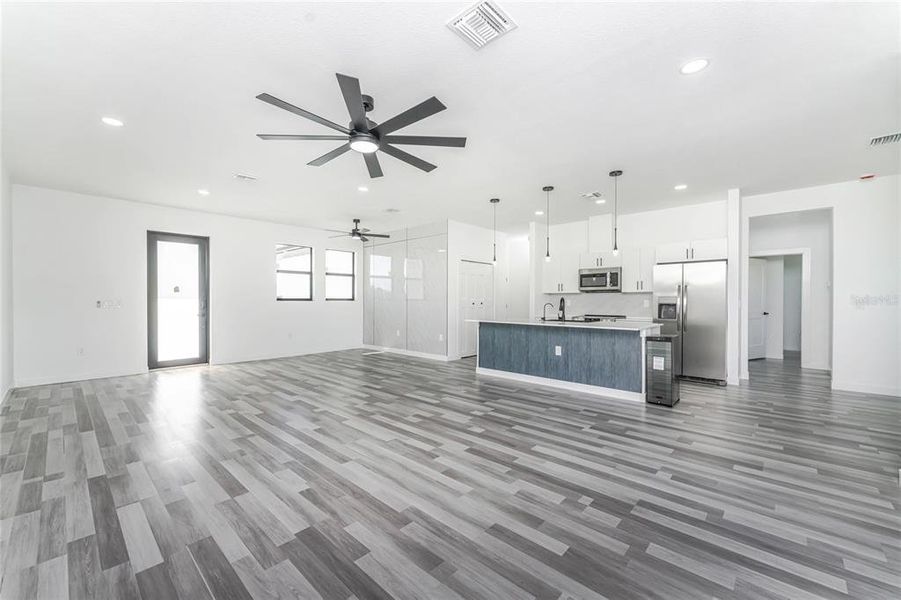 Spacious, unfurnished interior of a new home in , Port Charlotte (Image 26).