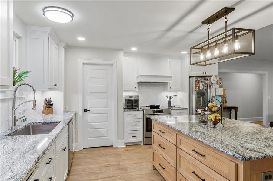 Furnished interior view inside a new home in , Lindale (Image 9).