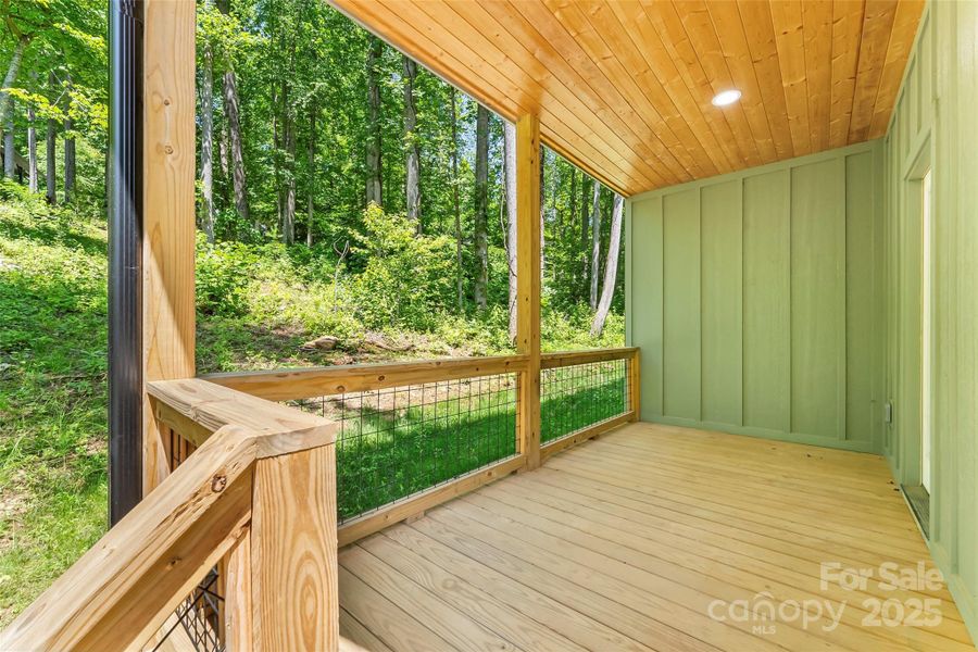 Exterior details and patio area of a home in , Marion (Image 2).