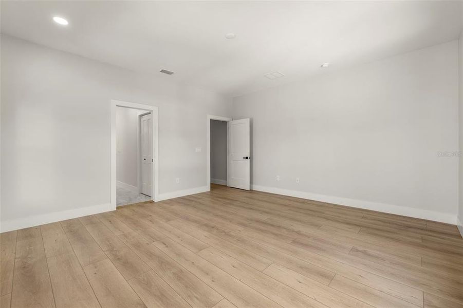 Spacious, unfurnished interior of a new home in , Tampa (Image 21).