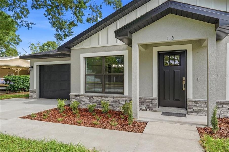 Exterior details and patio area of a home in , Auburndale (Image 4).