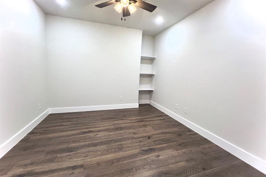 Unfurnished room featuring dark finished floors, a ceiling fan, and recessed lighting