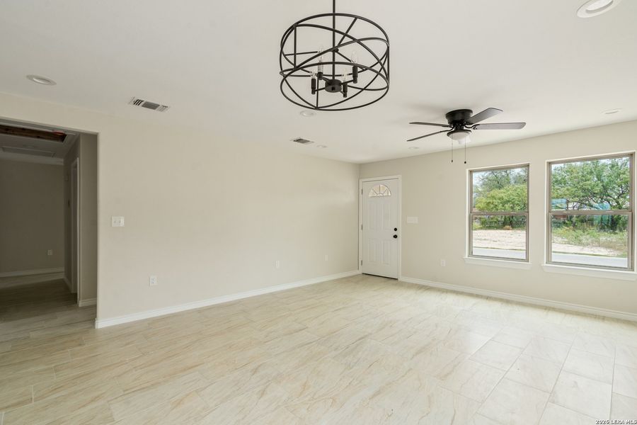 Spacious, unfurnished interior of a new home in , Del Rio (Image 11).