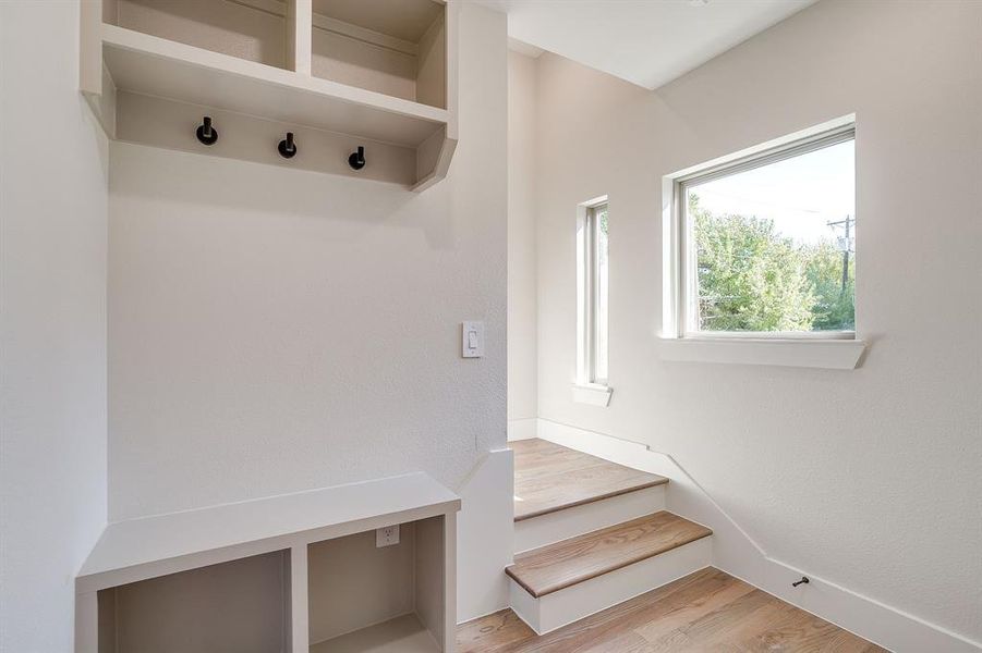 Private entryway surrounded by lush landscaping and walkable access to Linwood Park. Private entryway surrounded by lush landscaping and walkable access to Linwood Park.