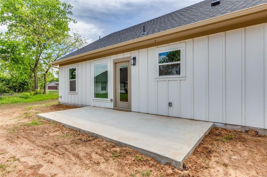 Exterior details and patio area of a home in , Granbury (Image 4).