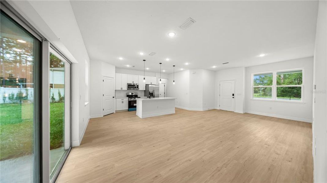 Spacious, unfurnished interior of a new home in , Citrus Springs (Image 12).